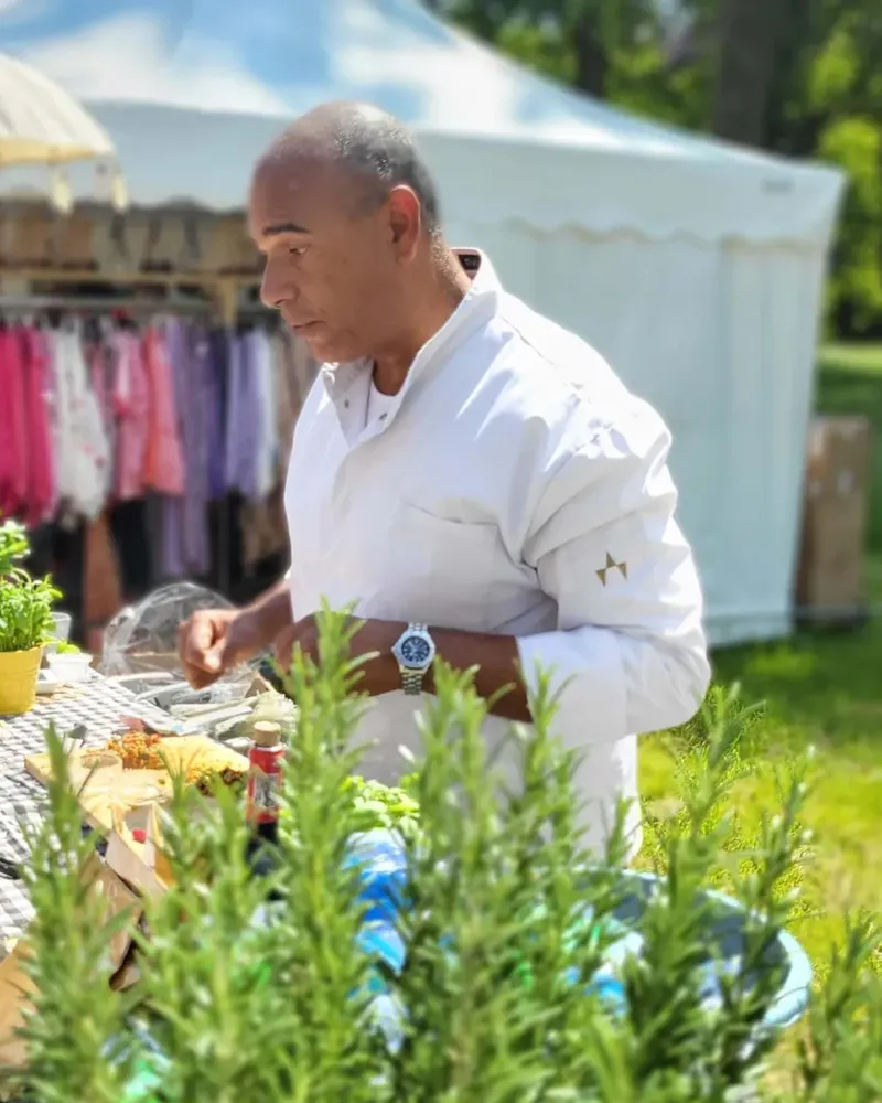 Paul, el Garlicmaster, en su puesto del mercado